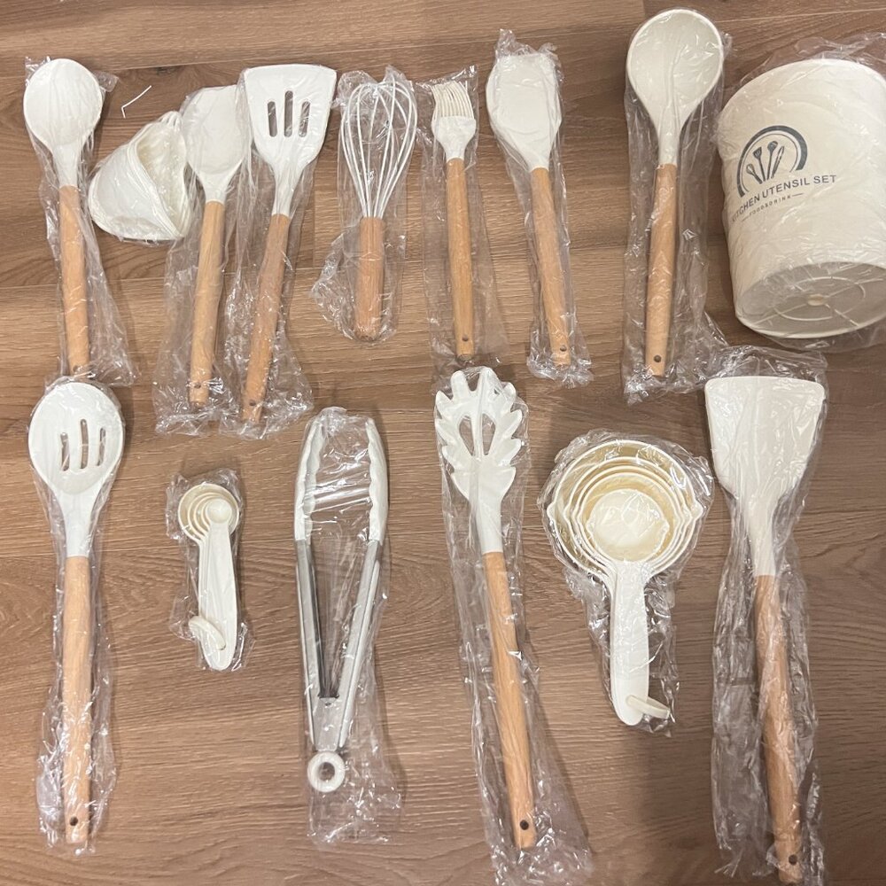 Silicone Kitchen Utensil Set 14 items w/ Holder ( New with box )